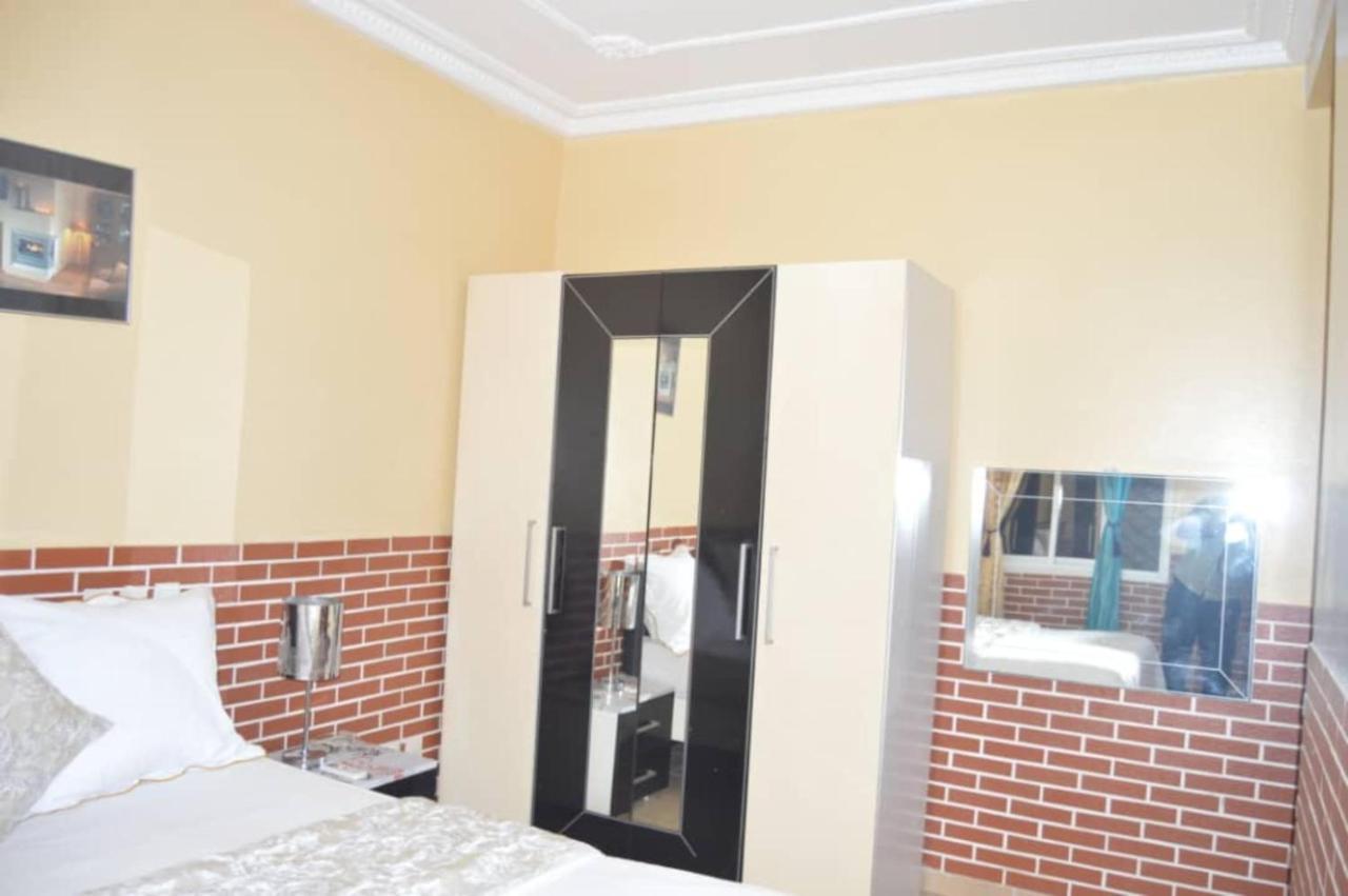 Residence Hoteliere Borel Denver دوالا المظهر الخارجي الصورة