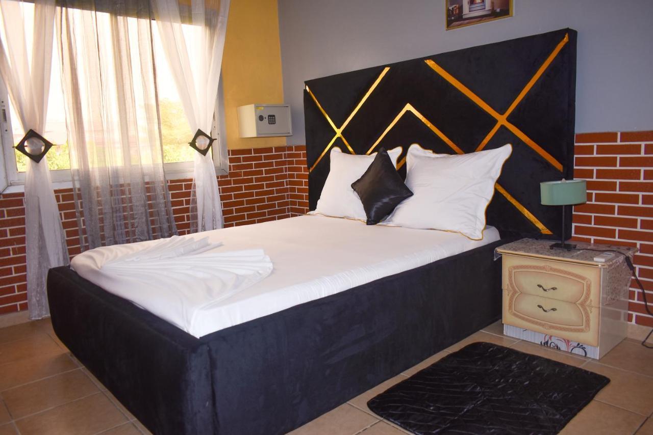 Residence Hoteliere Borel Denver دوالا المظهر الخارجي الصورة